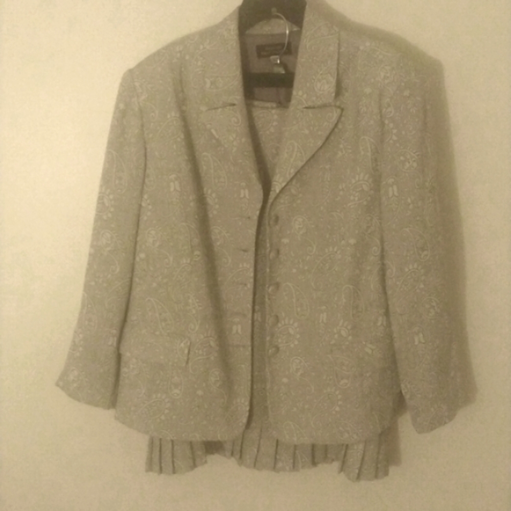NWOT Size 22W. Jacket and skirt with gray and white design. Blazer and Skirt.